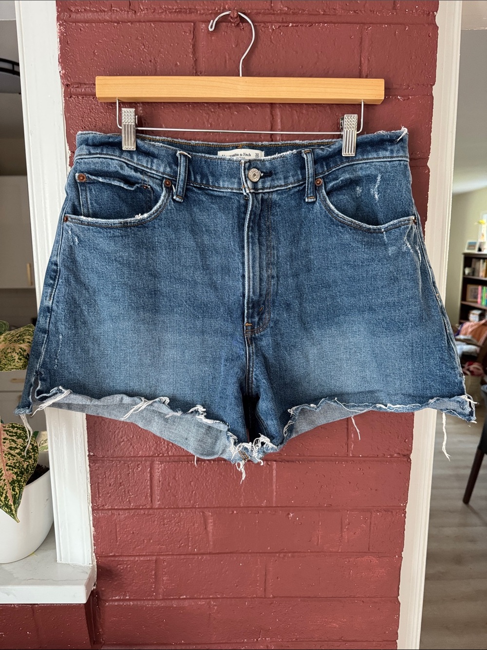 Abercrombie & Fitch Curve Love Medium Blue Distressed 4” Mom Short High Rise 32